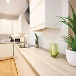 Centre, Spacious, Ensuite, Smart Tv, Sofa Bed شقة *