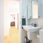 Centre, Spacious, Ensuite, Smart Tv, Sofa Bed شقة *