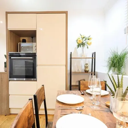 Апартаменты Centre, Spacious, Ensuite, Smart Tv, Sofa Bed *