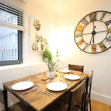 Апартаменти Centre, Spacious, Ensuite, Smart Tv, Sofa Bed *