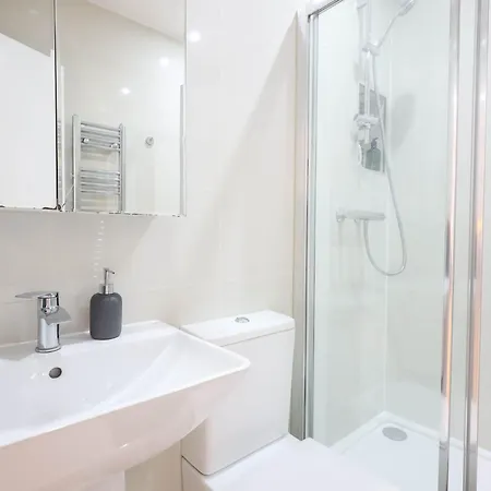 Centre, Spacious, Ensuite, Smart Tv, Sofa Bed Бристоль