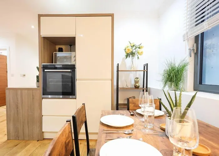 Lägenhet Centre, Spacious, Ensuite, Smart Tv, Sofa Bed *