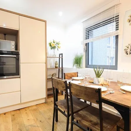 Centre, Spacious, Ensuite, Smart Tv, Sofa Bed